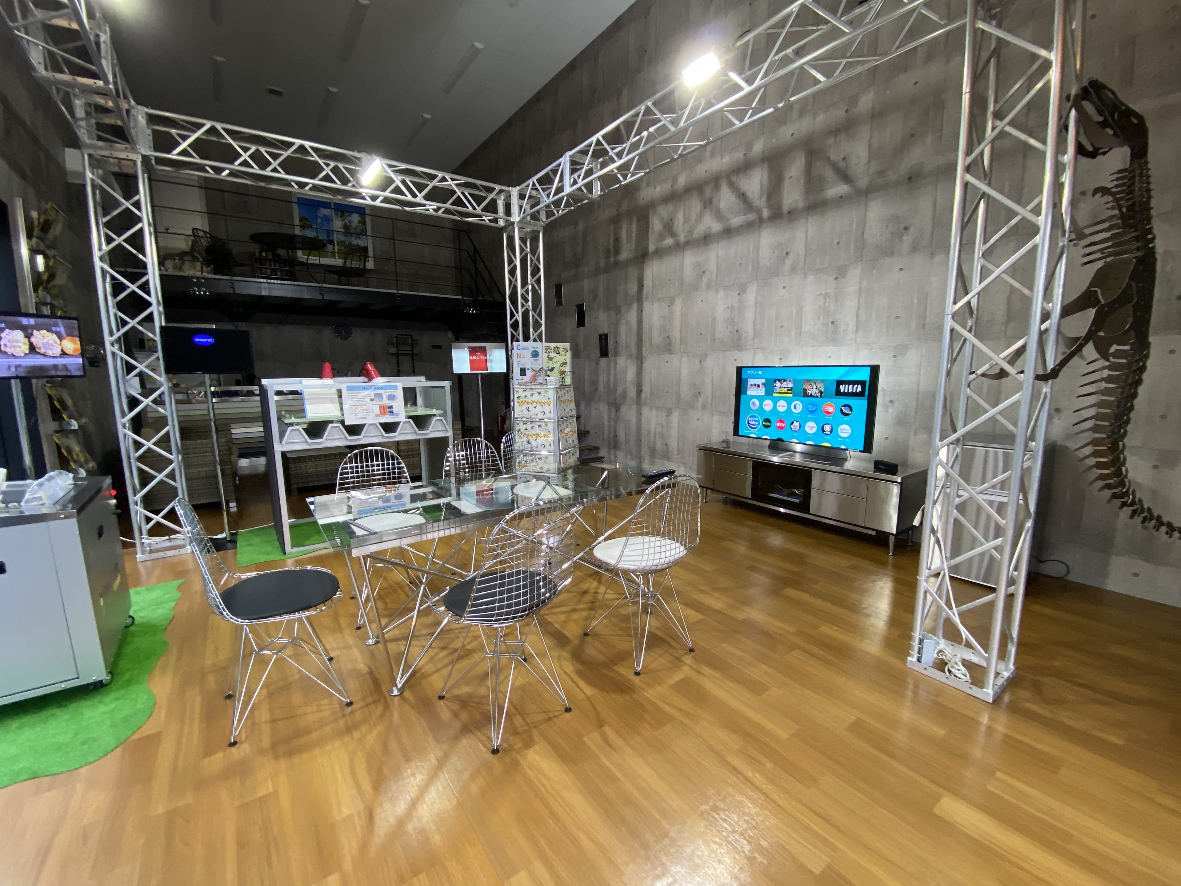 展示室は弊社の商品がすべて展示された商談&カフェとなっています。