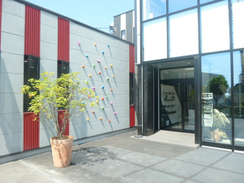 ケーアイ工業株式会社 本社社屋エントランス