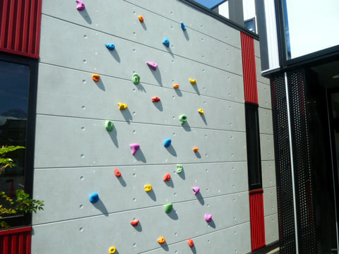 エントランス横にはボルダリングディスプレイの遊び心も