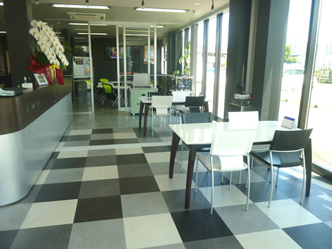 広々とした商談スペースを設けています