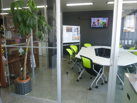 カンファレンスルームにて、zoom商談なども可能です。