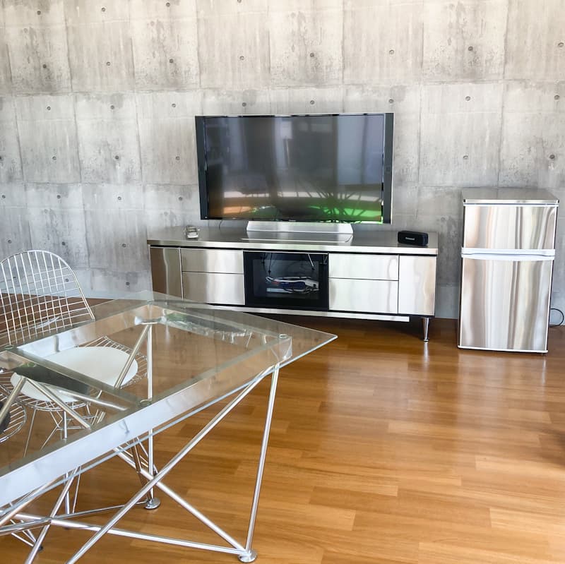 既製品の冷蔵庫を金属でカスタマイズ