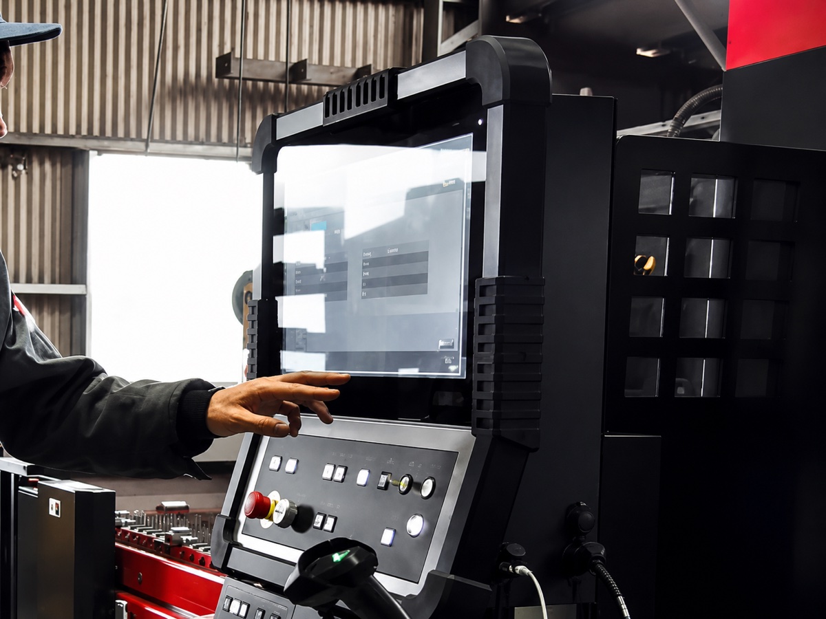 AMADA フライングオプティクスレーザーマシン MⅡ3015NT 1