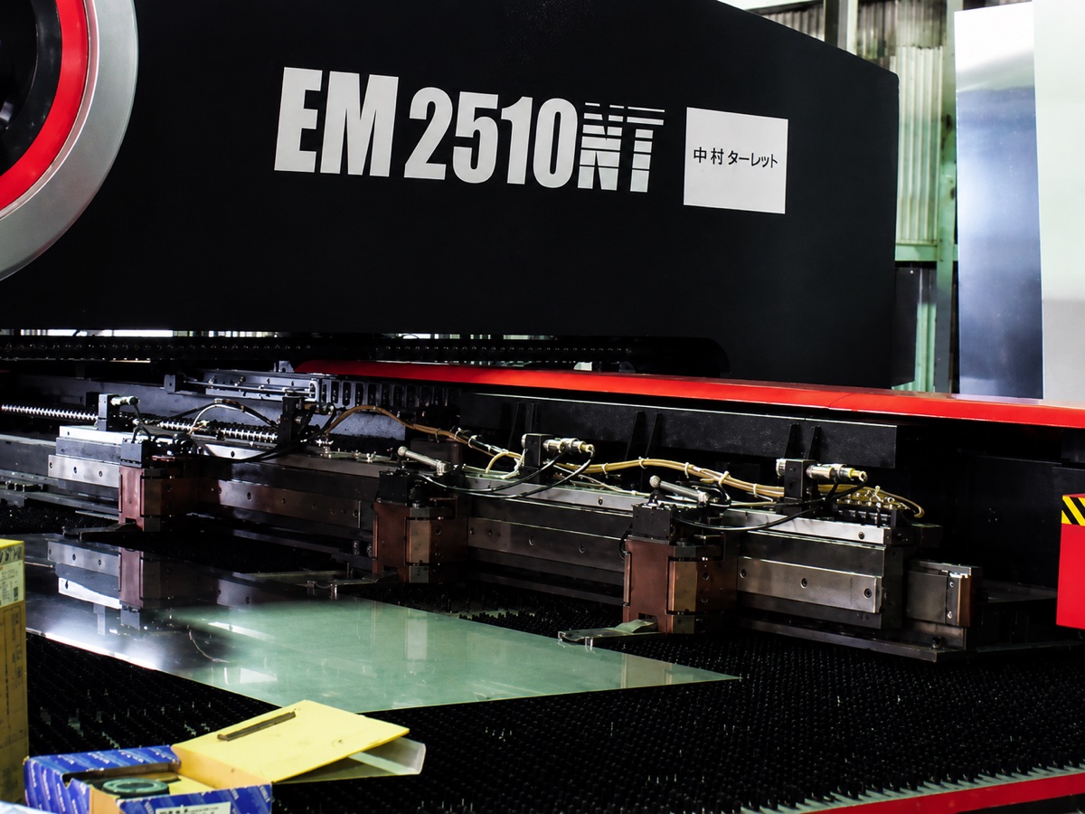 AMADA レーザー・タレットパンチ複合機 EM2510NT 1