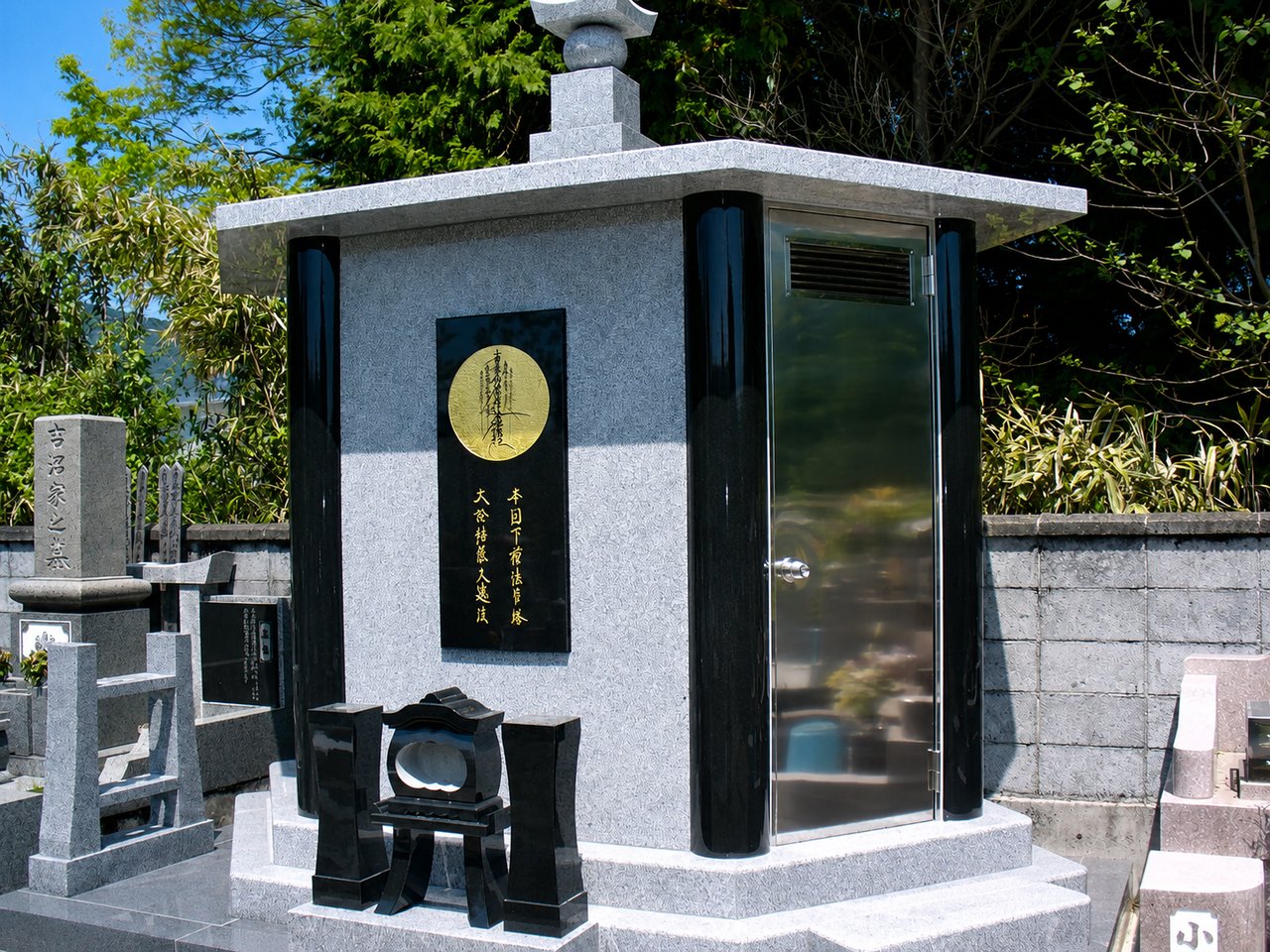 納骨堂扉・骨壺棚（六角柱）