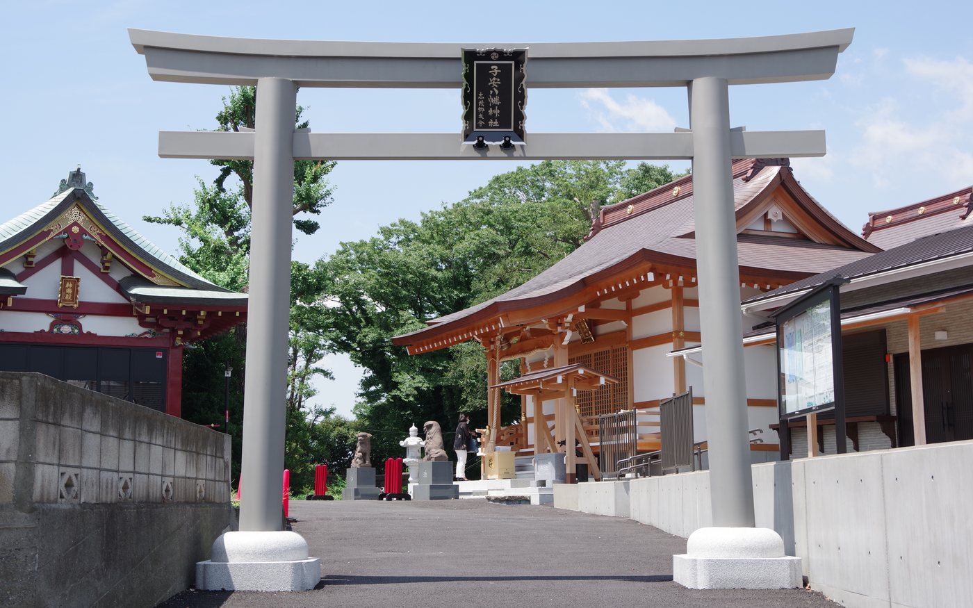 神社の参道入口に設置された鳥居
