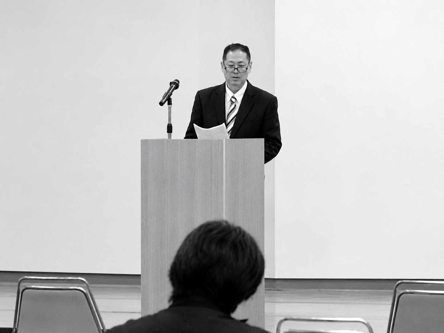 令和8年度総会であいさつする県交通安全協会富士地区支部鷹岡分会の大村利光分会長